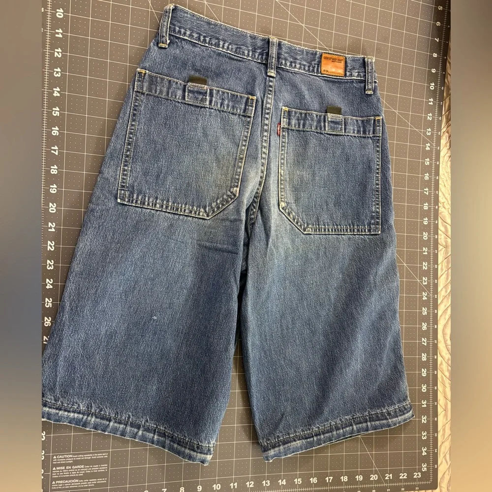 Levis reposhing this